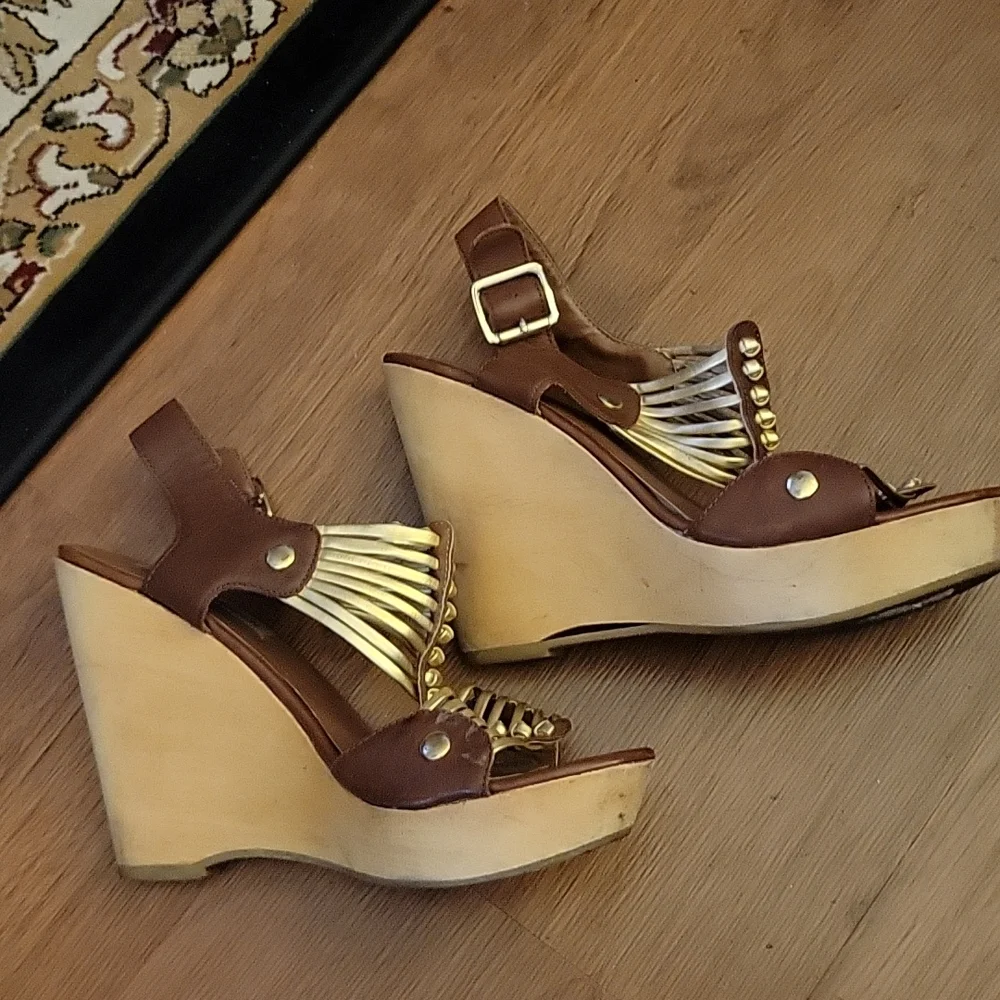 Steve Madden Tuscaan leather brown gold strappy platform wedge sandals 8.5M EUC…